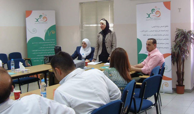 Suzan Murad leads an activity for Al Wa’ad Society for Cancer Advocacy & Survivorship about cancer awareness (Photo courtesy of Al Wa’ad Society for Cancer Advocacy & Survivorship)