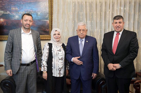 Palestinian President Mahmoud Abbas poses for a photo with members of the Lower House Palestine Committee (Petra photo)
