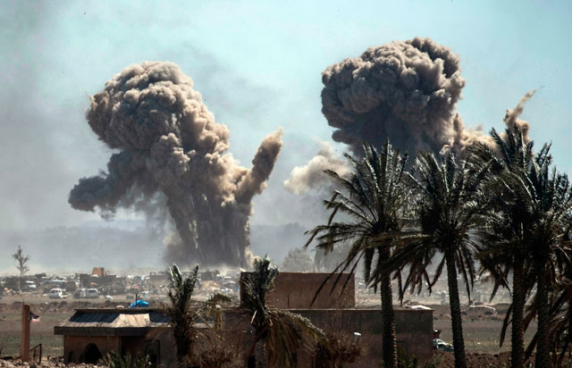   Heavy smoke rises above the Daesh group's last remaining position in the village of Baghouz during battles with the Syrian Democratic Forces, in the countryside of the eastern Syrian province of Deir Ezzor, on Monday (AFP photo)