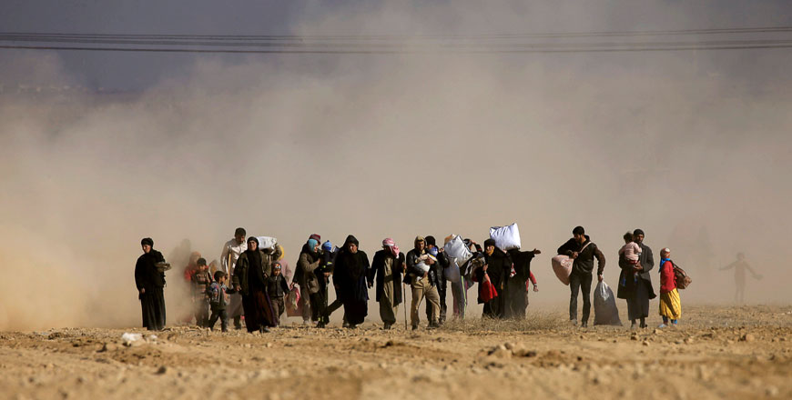 Displaced Iraqis flee their homes as Iraqi forces battle with Daesh militants, in the district of Maamoun in western Mosul, Iraq, February 25, 2017 (Reuters file photo)