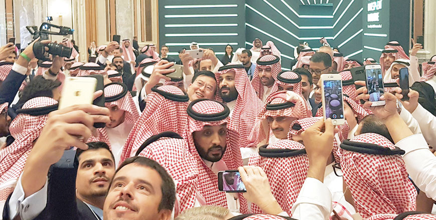 Saudi Arabia's Crown Prince Mohammed Bin Salman poses for a selfie during the Future Investment Conference in Riyadh, Saudi Arabia, October 23 (Reuters photo)