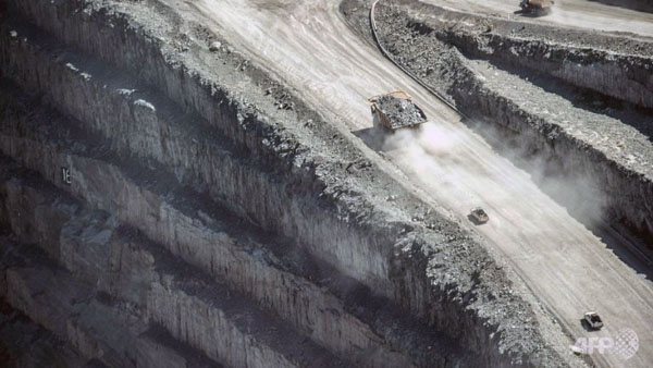 De Beers spent 25 years digging a 450-metre deep by one-kilometre wide hole to access diamond-rich rock from the surface at the Venetia mine  (AFP photo)