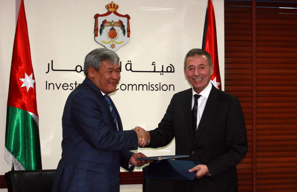 First Deputy Minister of Foreign Affairs of Kazakhstan Rapil Zhoshybayev and Montaser Oklah, chairman of the Jordan Investment Commission, shake hands after signing an agreement on Monday (Photo courtesy of Kazakhstan embassy)