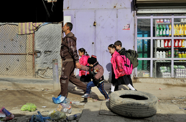 Palestinian children are seen going to school in the Baladiyat neighbourhood of Baghdad , Iraq, December 16 (Reuters photo)