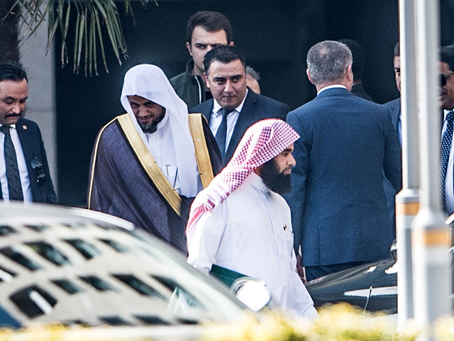 Saudi Attorney General Saud Al Mujeb (2nd left) leaves Caglayan courthouse in Istanbul on Tuesday (AFP photo)