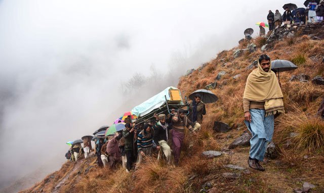   Pakistani Kashmiris carry the coffin of a civilian, who was killed in a gunfight between Indian and Pakistani troops on the Line of Control, at a funeral ceremony on the outskirts of Muzaffarabad, the capital of Pakistan-administered Kashmir, on Saturday (AFP photo)