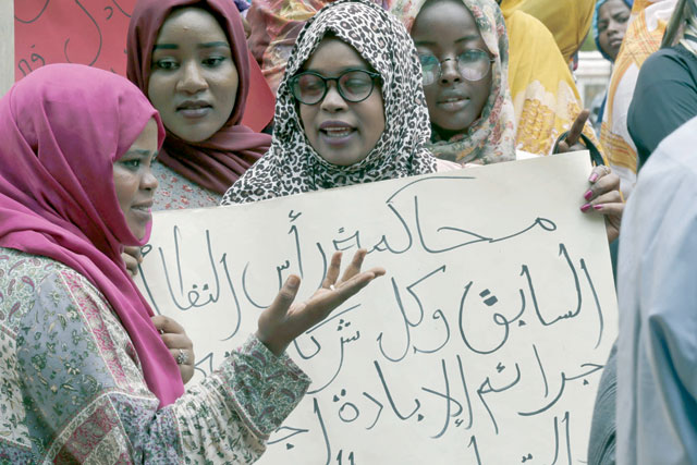 Sudanese activists rally outside the general prosecutor's office in the capital Khartoum on July 8 (AFP photo)