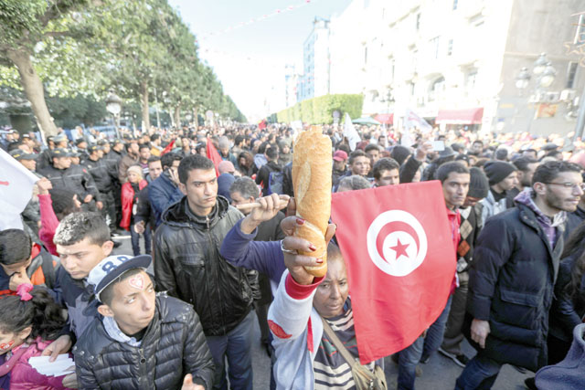 Tunisians hold flags during the celebrations to mark the seventh anniversary of the ‘Jasmine Revolution’, at the Avenue Habib Bourguiba in Tunis, Tunisia, on Sunday (Anadolu Agency photo)