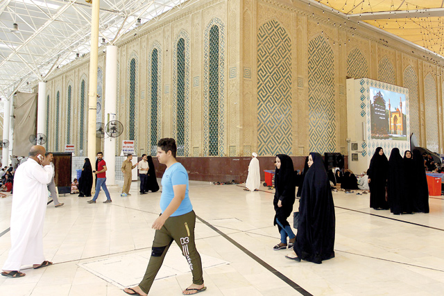 Tourists stroll at a holy site in the Iraqi city of Najaf on Tuesday (AFP photo)