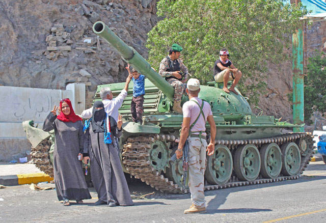 Fighters from the separatist Southern Transitional Council and their supporters parade around the area of the presidential palace in the government’s de facto capital Aden, moving closer to taking full control of the southern city, on Tuesday (AFP photo)