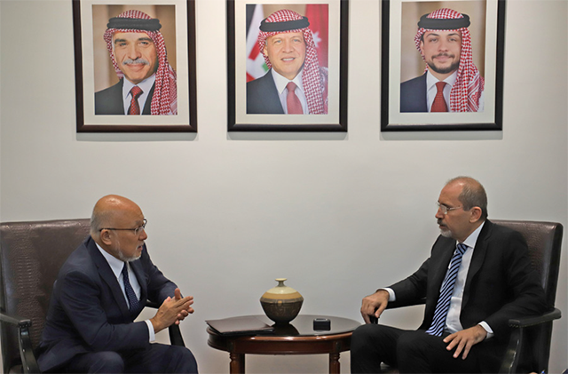 Deputy Prime Minister and Foreign Affairs Minister Ayman Safadi meets with Japan's Special Envoy for the Middle East Peace Uemura Tsukasa on Thursday (Photo courtesy of Foreign Ministry)