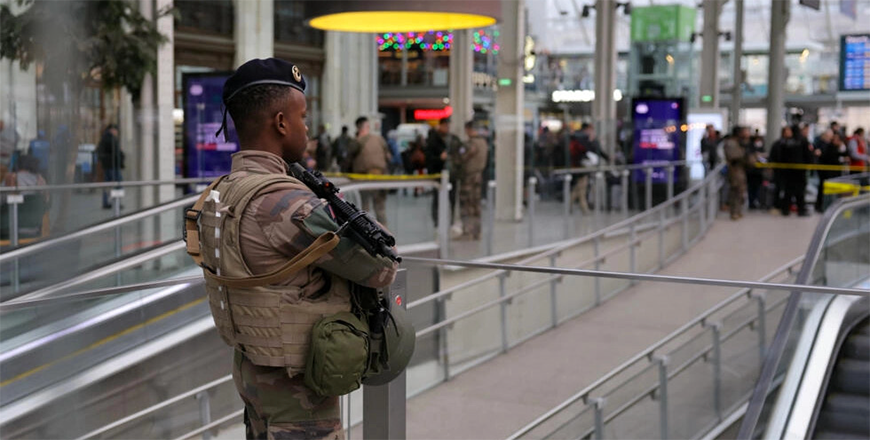 A French soldier stands guard after a knife attack at Paris’s Gare de Lyon railway station (AFP photo)
