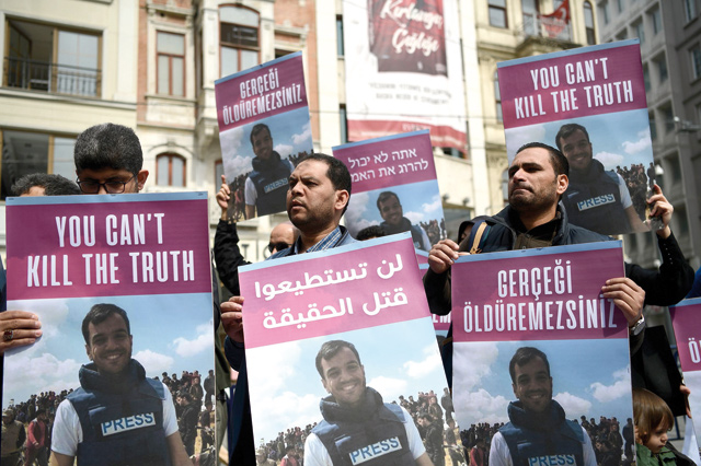 People attend a protest against the killing of Palestinian journalist Yasser Murtaja by Israeli occupation forces on Wednesday at Istiklal avenue in Istanbul (AFP photo)