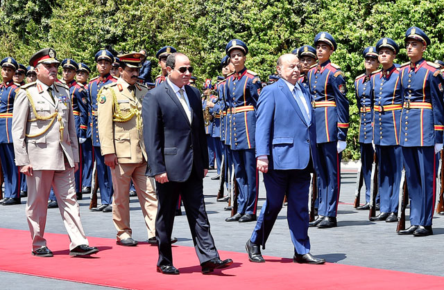 Egypt's President Abdel Fattah Al Sisi (left) and his Yemeni counterpart Abed Rabbo Mansour Hadi review the honorary guards at the presidential palace in Cairo on Monday (Reuters photo)