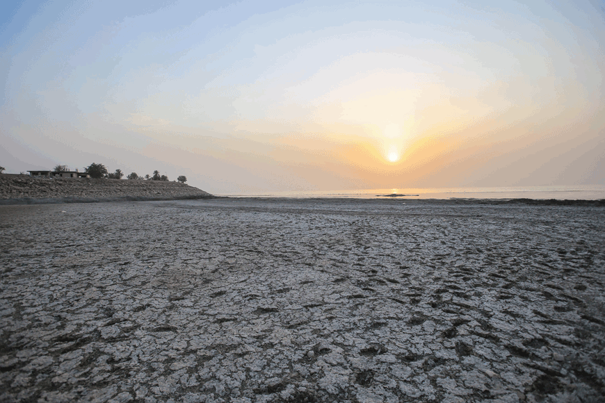 A picture shows the receding waterline of the Habbaniyah lake affected by severe drought in Iraq's Anbar Province on August 11 (AFP photo)