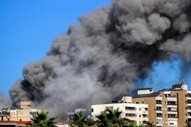 A photo taken from the southern Lebanese city of Tyre shows trails of smoke left behind from rockets fired toward Israel on November 20, 2024, amid the ongoing Israel war on Lebanon (AFP photo)