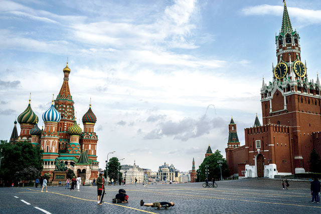 In this file photo taken on May 30, people walk on Red Square in downtown Moscow (AFP photo)