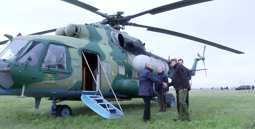 This screen grab taken from a footage released by the Russian presidential press office on Tuesday shows Russian President Vladimir Putin visiting the headquarters of the Dniepr military grouping in the Kherson region of Ukraine, which is partly controlled by Russian troops (AFP photo)