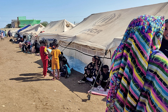 Sudanese people who fled escalating violence in the Al Jazira state rest at a camp for the displaced in the eastern city of Gedaref on November 23, 2024 (AFP photo)
