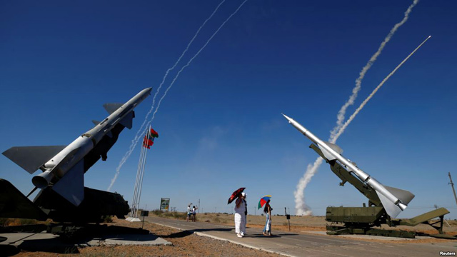 People watch S-300 air defence missile systems launching missiles during the Keys to the Sky competition at the International Army Games 2017 at the Ashuluk shooting range outside Astrakhan in August 2017 (Reuters file photo)