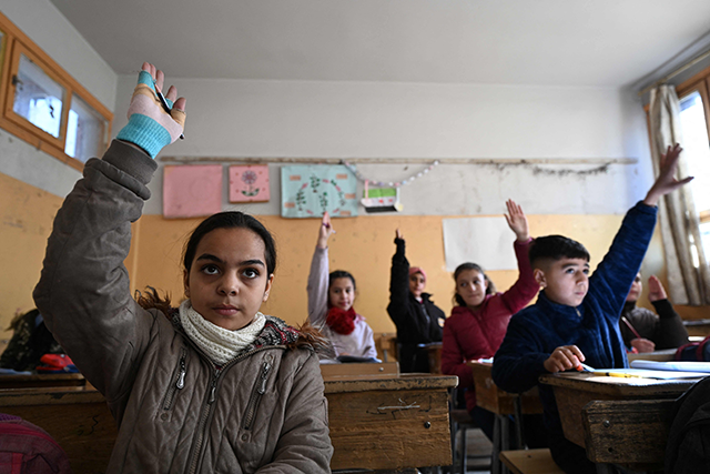 Syrian schoolchildren attend class at a school in the capital Damascus' Dweilaa neighbourhood on December 15, 2024. Extremist-led rebels took Damascus in a lightning offensive on December 8, ousting president Bashar Al Assad and ending five decades of Baath rule in Syria (AFP photo)