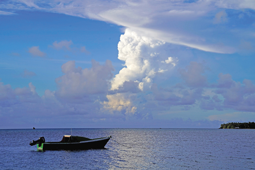 This file photo taken on December 21, 2021, shows white gaseous clouds rising from the Hunga Ha'apai eruption seen from the Patangata coastline near Tongan capital Nuku'alofa (AFP photo)