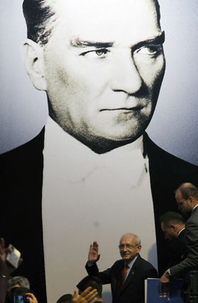 Kemal Kilicdaroglu, presidential candidate of Turkey's main opposition alliance, walks under the image of the founder of modern day Turkey Mustafa Ataturk, as he waves during a press conference ahead of the May 28 runoff vote, in Ankara, on Thursday (AFP photo)