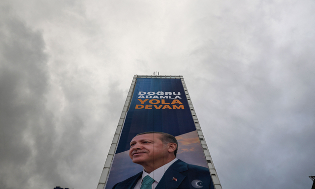 A huge electoral poster bearing a portrait of Turkish President and presidential candidate of AK Party Recep Tayyip Erdogan with a slogan which reads ‘Keep going with the right man’ covers the facade of a high-rise building in Ankara, on May 23, ahead of the presidential election run-off, on May 28 (AFP photo)