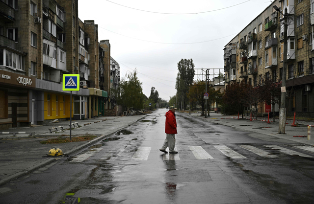 A local resident crosses a deserted street in the city of Pokrovsk, Donetsk region, on October 20, 2024, amid the Russian invasion of Ukraine (AFP photo)