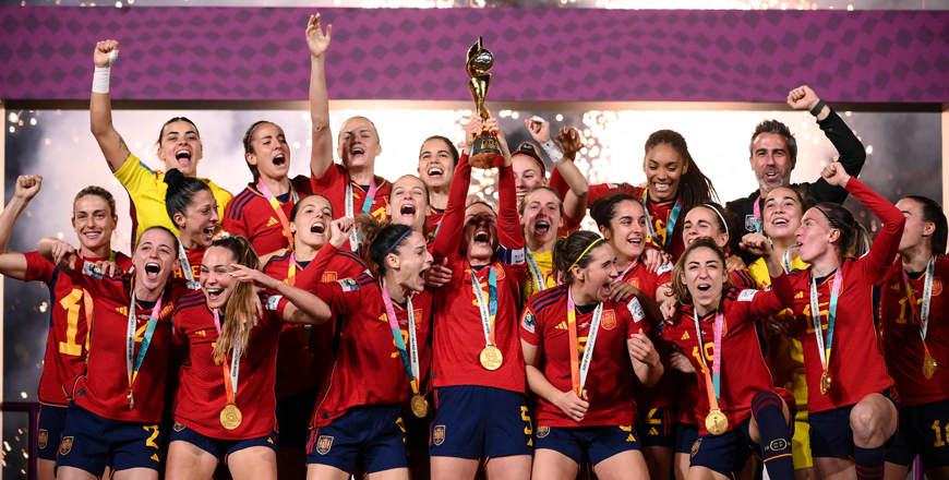 Spain's players celebrate with the trophy after winning the Australia and New Zealand 2023 Women's World Cup final football match between Spain and England at Stadium Australia in Sydney, on Sunday (AFP photo)