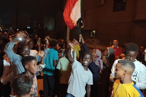 People take to the streets of Port Sudan to celebrate the taking the capital Khartoum by the army from the paramilitary Rapid Support Forces, on March 26, 2025 (AFP photo)