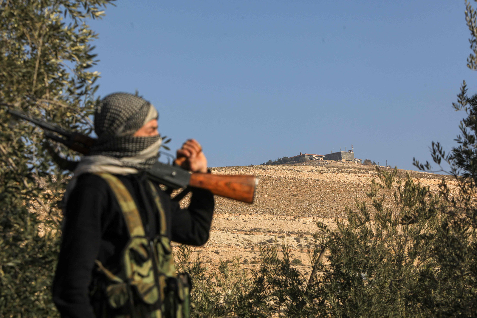 A member of the security forces of Syria's new authorities stands guard near one of the bases of the Fourth Division on the outskirts of Damascus on December 26, 2024 (AFP photo)