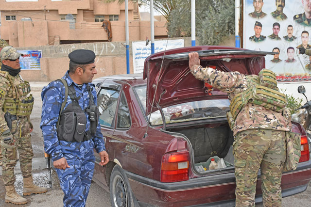 Member of an Iraqi mobile force provides security in the district of Saladin, Iraq, on Wednesday (Anadolu Agency photo)