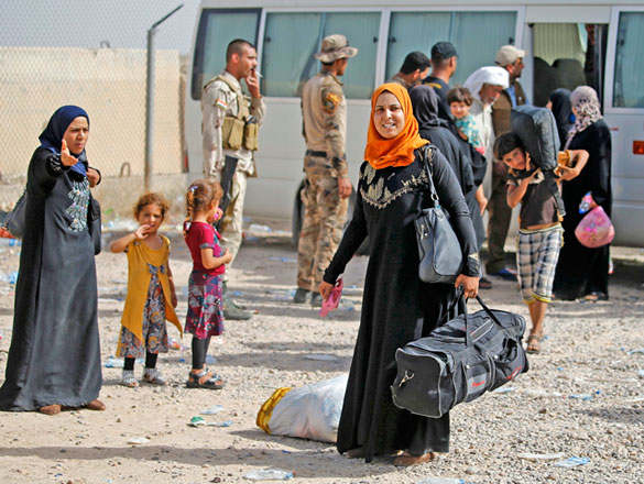 Displaced Iraqi families arrive to an Iraqi army camp after fleeing their homes during fighting between Iraqi security forces and Daesh, outside Fallujah, Iraq,  on Saturday (AP photo)