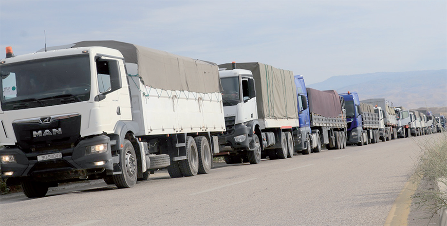 The Jordanian Armed Forces – Arab Army, in coordination with the Jordan Hashemite Charity Organisation, dispatches a convoy of 25 trucks carrying food and relief supplies to the war-torn Gaza Strip on Sunday (Petra photo)