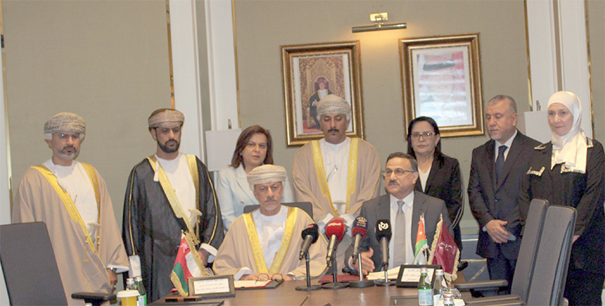 Social Security Investment Fund CEO Ezzeddine Kanakrieh, and President of Oman Investment Authority Abdulsalam Murshidi, sign a memorandum of understanding on Thursday to enhance opportunities for joint investment (Petra photo)