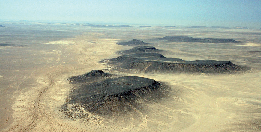 Looking south, mesas along western side of Wadi Qattafi (Photo courtesy of Eastern Badia Archaeological Project)