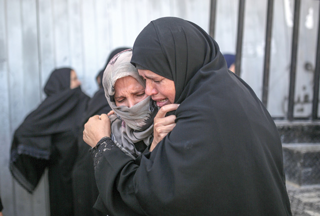Relatives of Osama Khalil Abu Khater, who was killed by Israeli soldiers during ‘Great March of Return’ demonstrations near Gaza-Israel border, mourn during his funeral ceremony in Khan Younis, Gaza, on Sunday (Anadolu Agency photo)