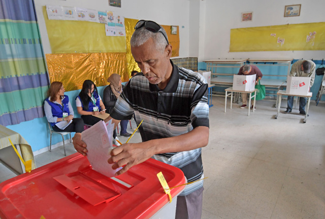 A Tunisian man casts his ballot at a polling station in the capital Tunis on October 6, during the third round of legislative elections since the North African country's 2011 revolution (AFP photo)