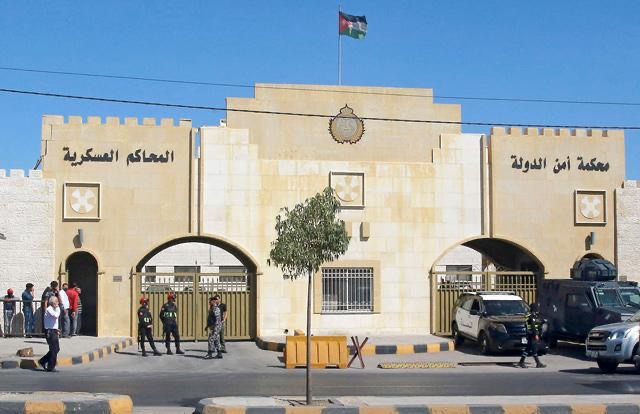 File picture shows officers standing guard outside State Security Court in Amman (JT file)