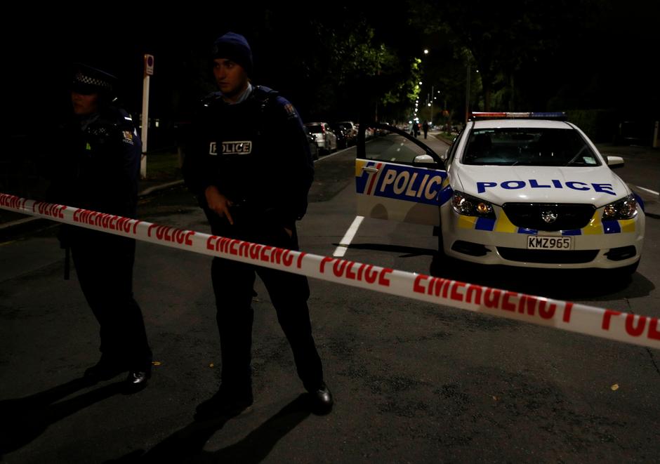  Armed police officers stand guard in a perimeter outside Al Noor mosque after Friday's gunmen attacks in Christchurch, New Zealand March 16, 2019 (Reuters photo)