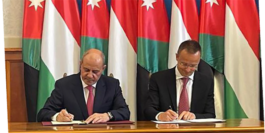 Minister of Industry, Trade, and Supply and Minister of Labour Yousef Shamali and Hungarian Minister of Foreign Affairs and Trade Peter Szijjarto during a signing ceremony (Petra photo)