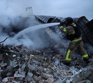 This handout photograph taken and released by the Ukrainian State Emergency Service on March 31, 2025, shows a firefighter manning a hose as they work to extinguish a fire following an aerial guided bomb (KAB) in Zaporizhzhia region (AFP photo)
