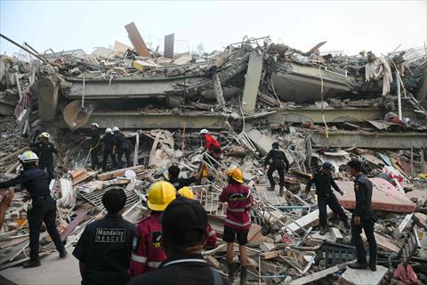 Rescuers search for survivors amid the rubble of the collapsed Sky Villa Condominium building in Mandalay on March 29, 2025, a day after an earthquake struck central Myanmar (AFP photo)
