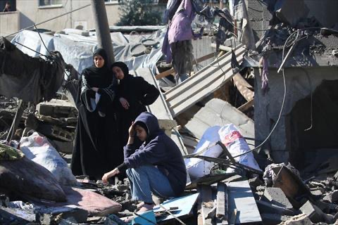 Palestinians react as they inspect the rubble and debris at the site of Israeli strikes the night before at the Nuseirat refugee camp in the central Gaza Strip on March 23, 2025 (AFP photo)