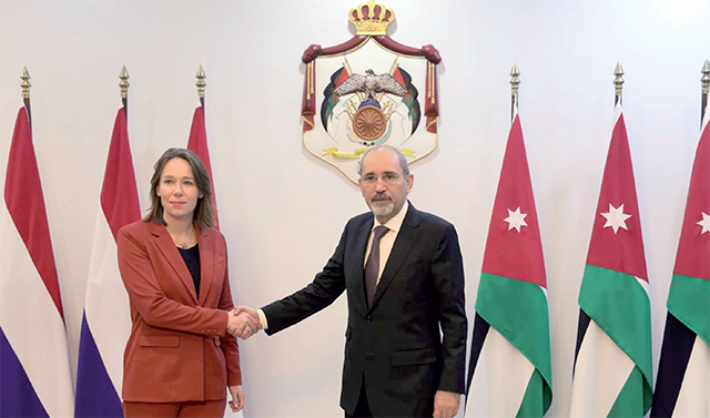   Minister of Foreign Affairs and Expatriates Ayman Safadi and Dutch Minister of Foreign Affairs Stef  Blok discusses the ongoing Israeli aggression on the Gaza Strip on Thursday (Photo courtesy of the Ministry of Foreign Affairs and Expatriates)