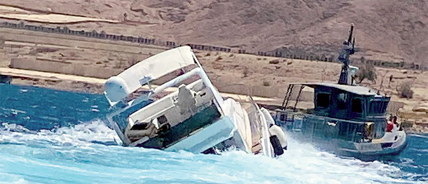 The RJN boats evacuate and rescue a tourist boat that was sinking while sailing in the Gulf of Aqaba (Petra photo)