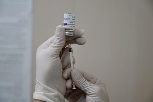 A nurse draws up a dose of AstraZeneca vaccine against COVID-19 in a syringe at a vaccination centre in Prince Hamzeh Hospital in Amman in this recent photo (JT file photo) 