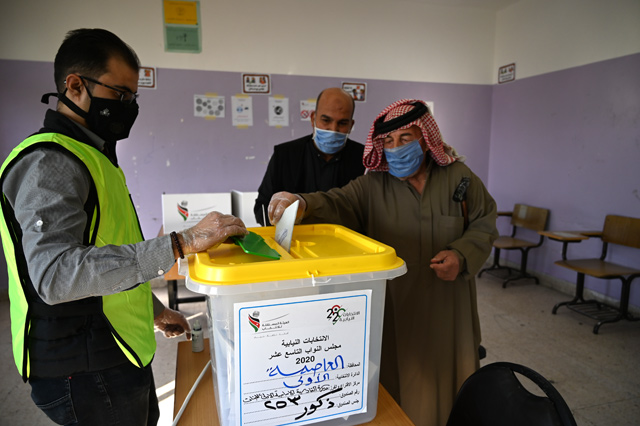 A senior citizen casts his vote in the parliamentary elections at a polling booth in Amman on Tuesday (Photo by Amjad Ghsoun)