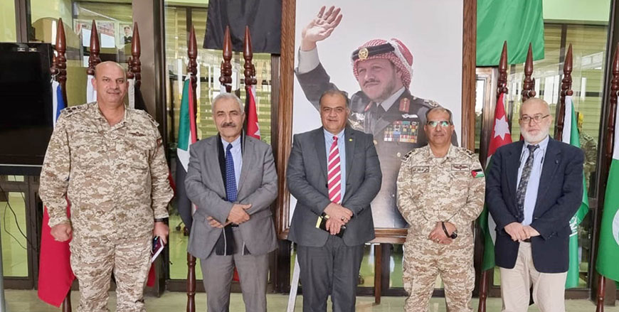 Lecture attendants pose for a photo at the Royal Jordanian Command and Staff College (Petra photo) 